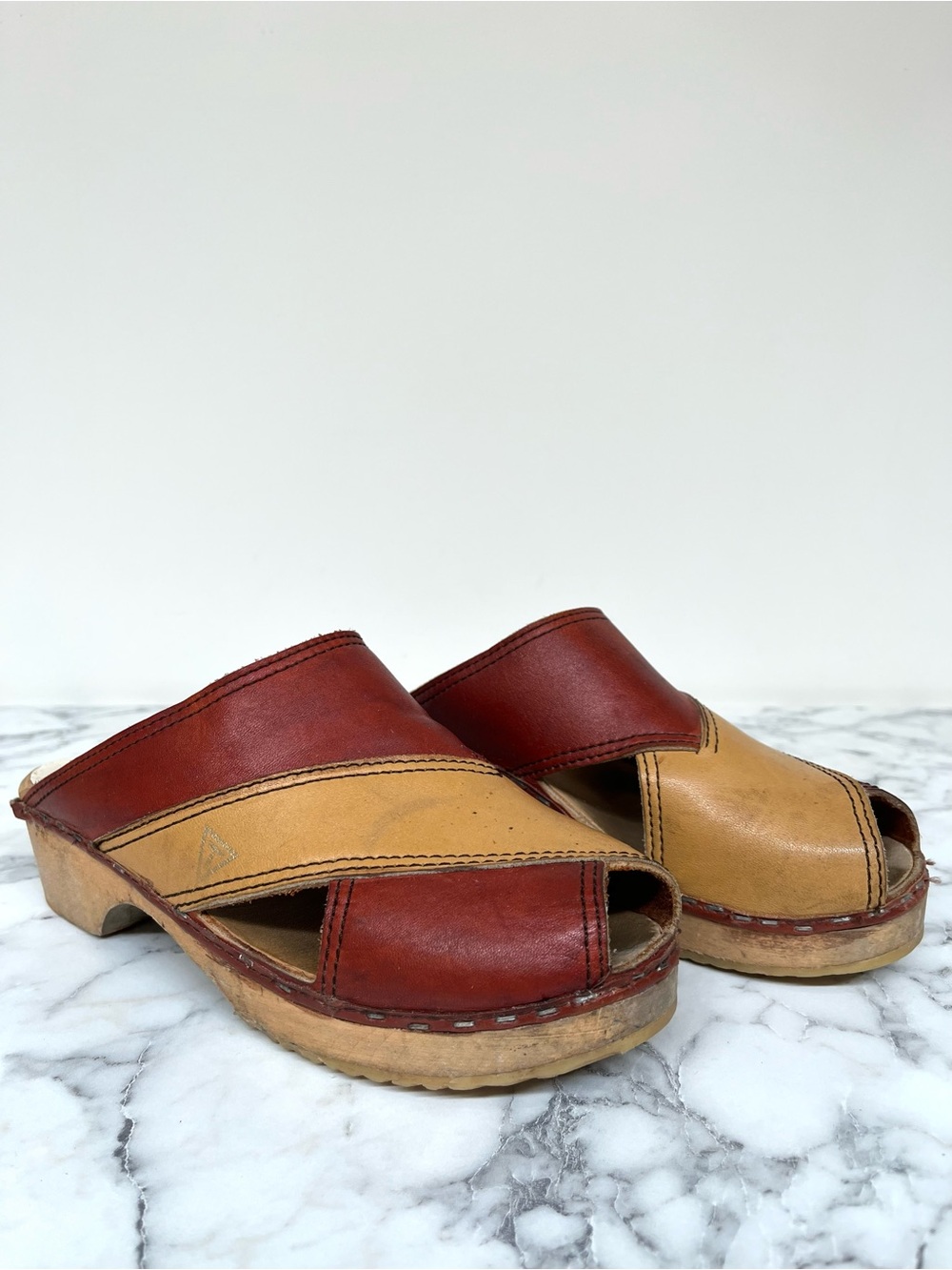 Vintage 70’s Trelleborg trätofflor Swedish wooden clogs red tan leather peep toe